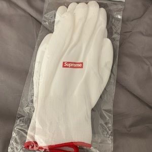 Supreme gloves